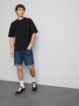 Slim-fit denimshorts med middels høy midje