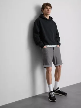 Slim-fit denimshorts med middels høy midje