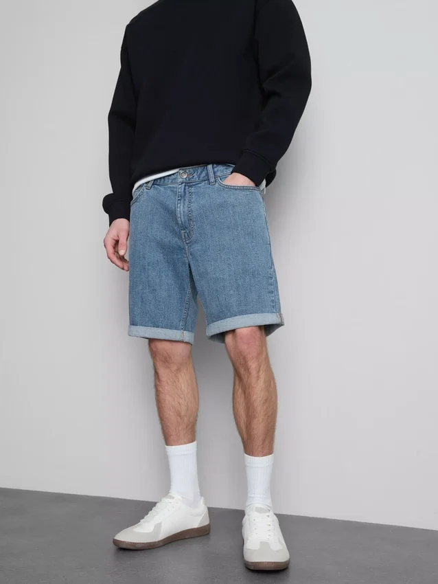 Slim-fit denimshorts med middels høy midje