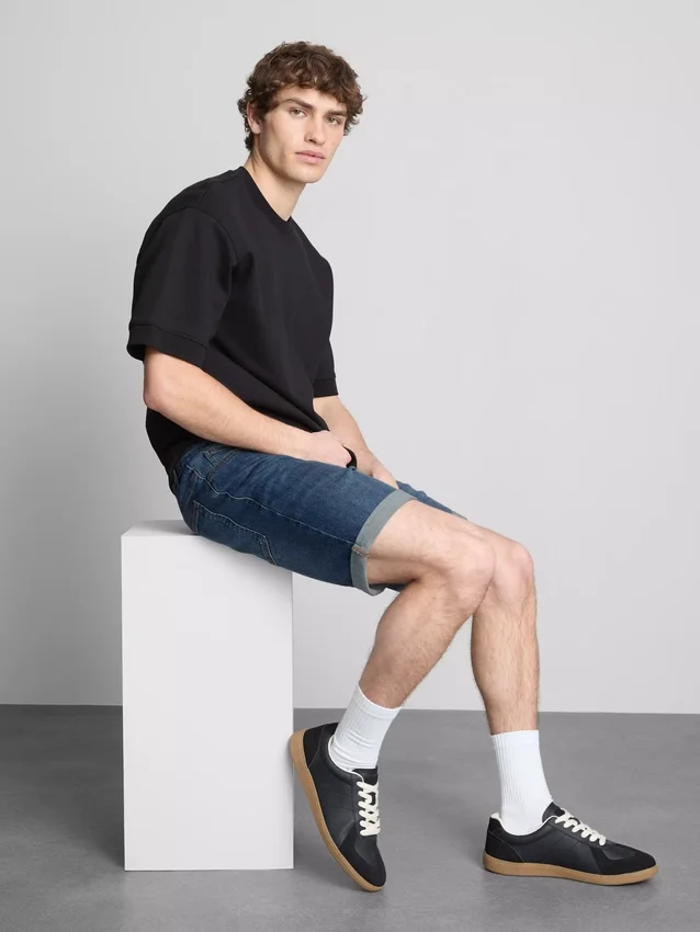 Slim-fit denimshorts med middels høy midje