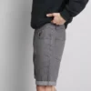 Slim-fit denimshorts med middels høy midje