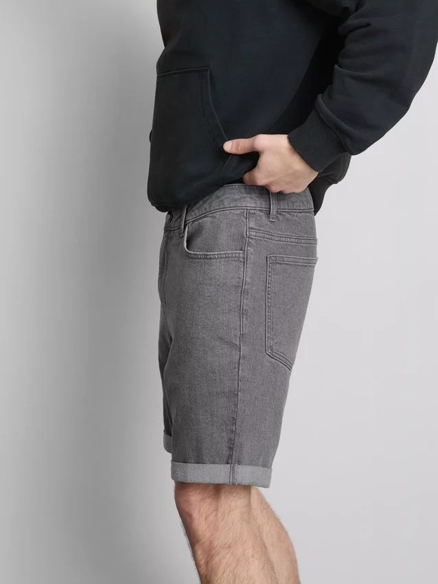 Slim-fit denimshorts med middels høy midje