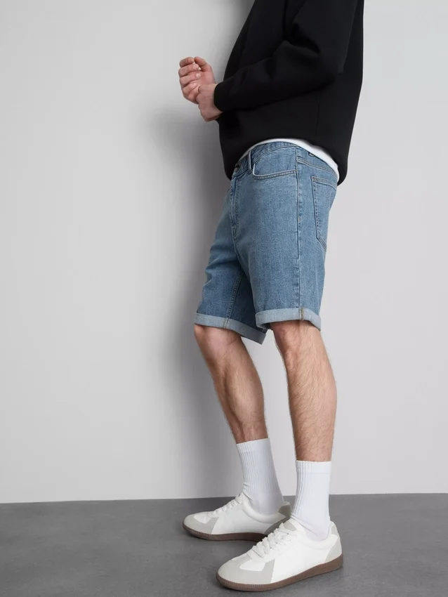 Slim-fit denimshorts med middels høy midje