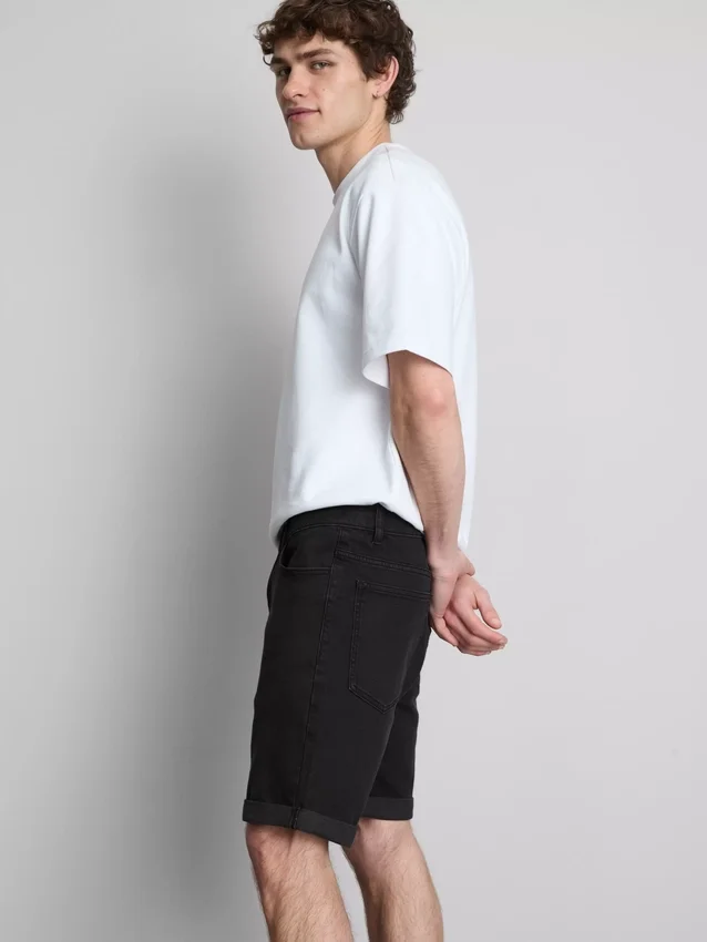 Slim-fit denimshorts med middels høy midje