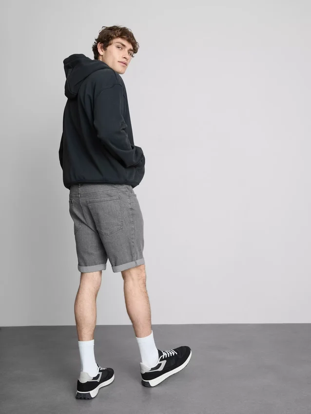 Slim-fit denimshorts med middels høy midje
