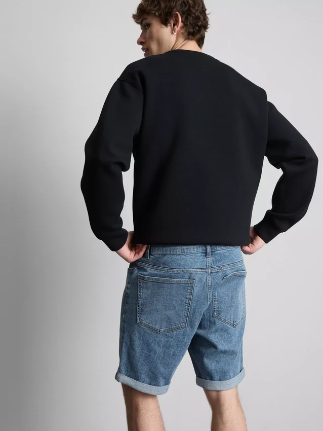 Slim-fit denimshorts med middels høy midje
