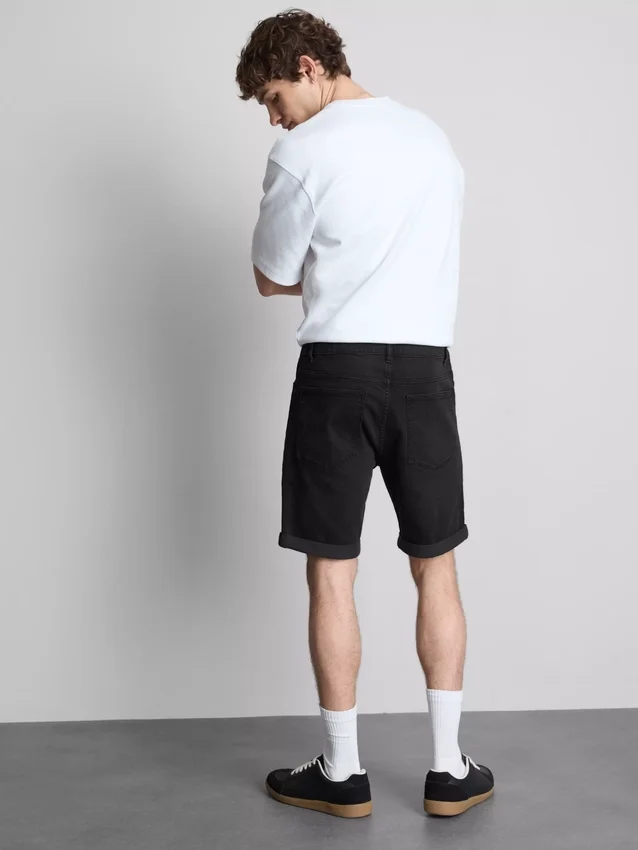 Slim-fit denimshorts med middels høy midje