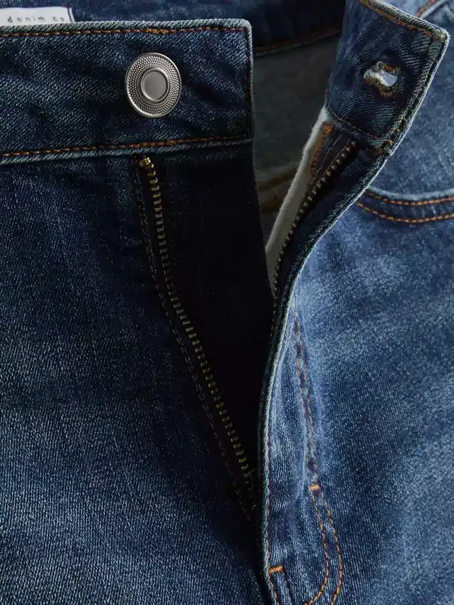 Slim-fit denimshorts med middels høy midje