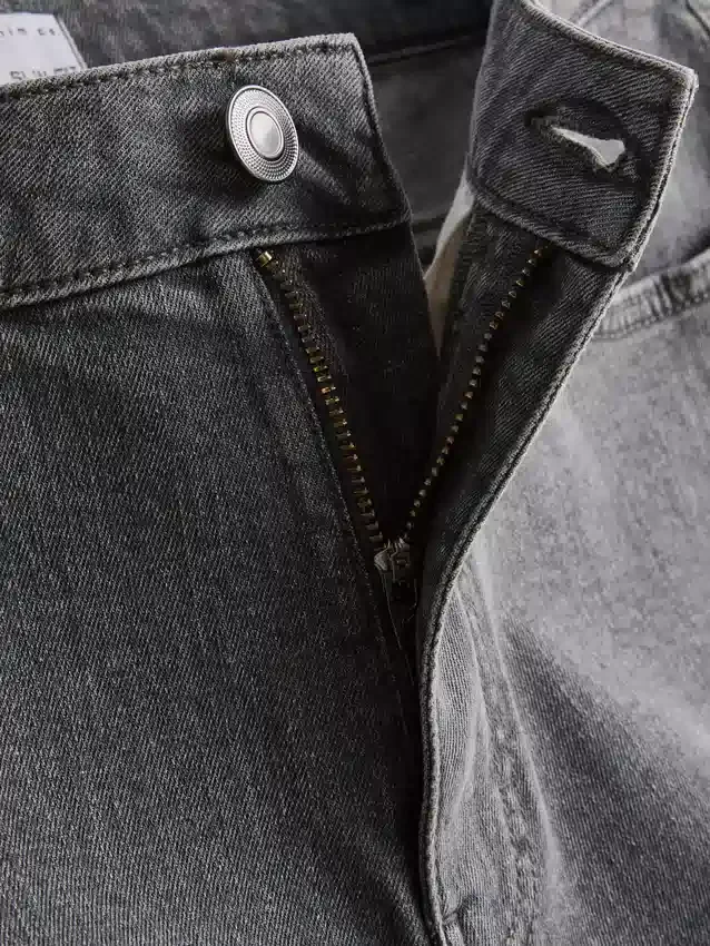 Slim-fit denimshorts med middels høy midje