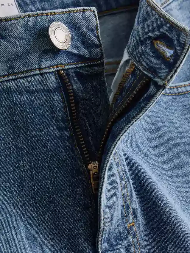 Slim-fit denimshorts med middels høy midje
