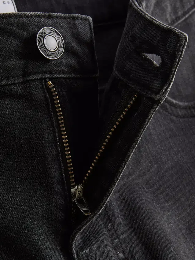 Slim-fit denimshorts med middels høy midje