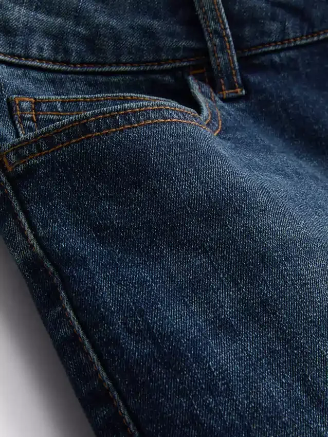 Slim-fit denimshorts med middels høy midje