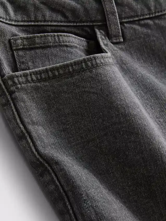 Slim-fit denimshorts med middels høy midje