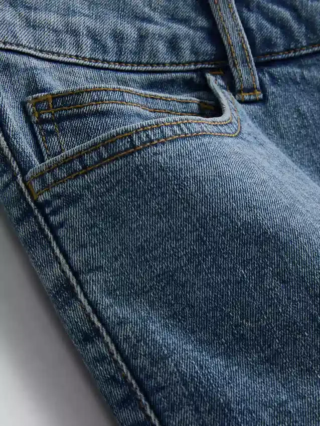 Slim-fit denimshorts med middels høy midje