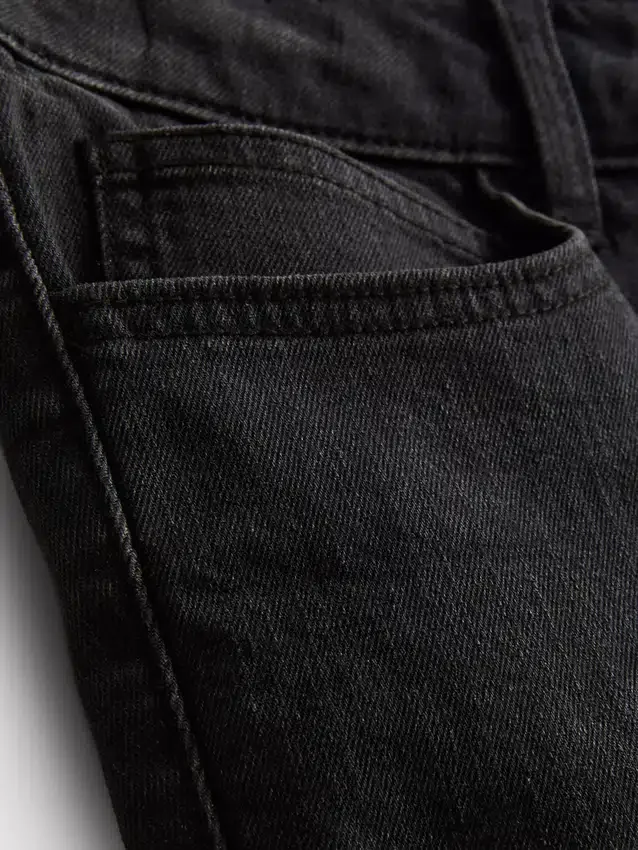 Slim-fit denimshorts med middels høy midje