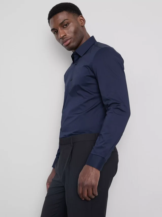 Slim fit-skjorte med stretch og knapper