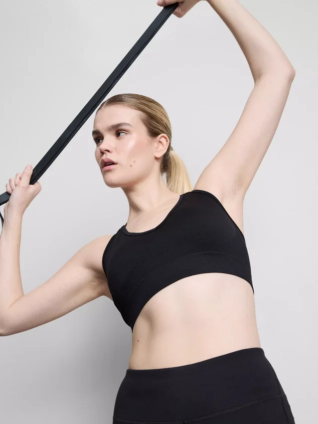 Sømløs aktiv crop-top med kryssrygg