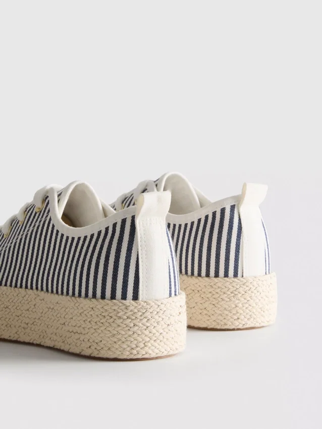 Sneakers i jute med flatform