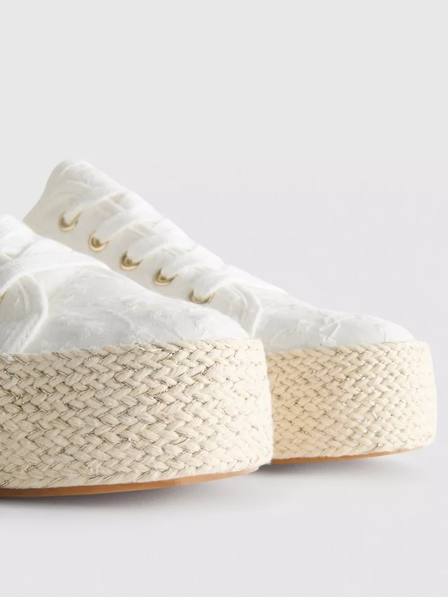 Sneakers i jute med flatform
