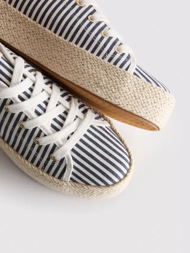 Sneakers i jute med flatform