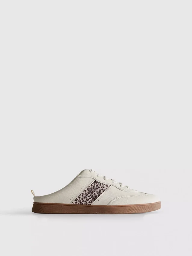 Sneakers med gummisåle som er enkle å ta på