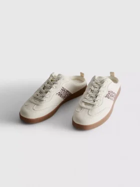 Sneakers med gummisåle som er enkle å ta på