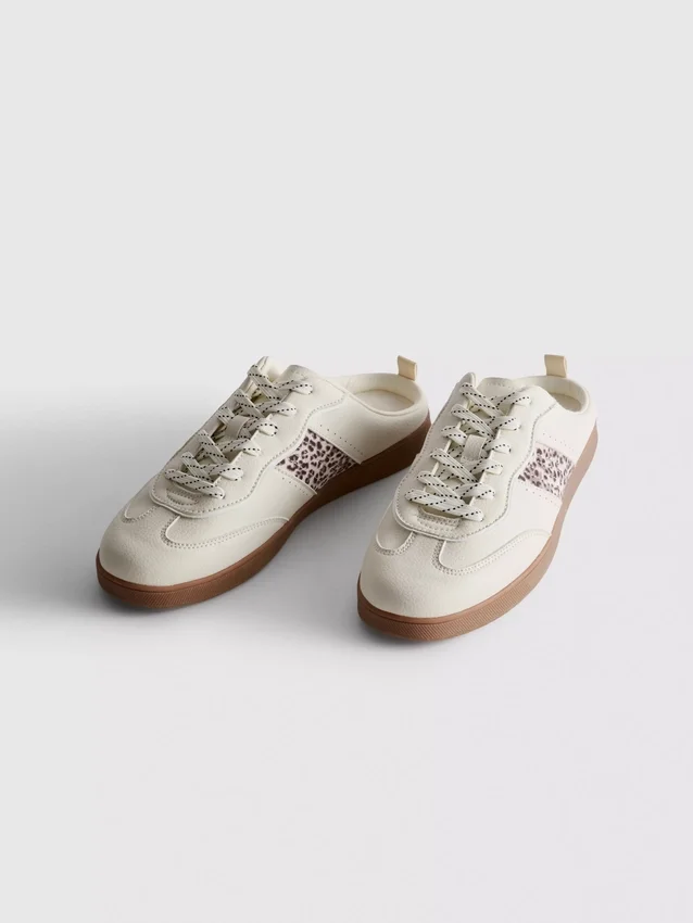 Sneakers med gummisåle som er enkle å ta på
