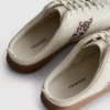 Sneakers med gummisåle som er enkle å ta på