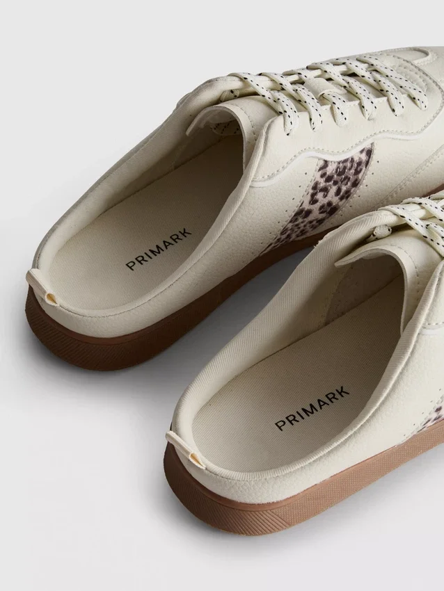 Sneakers med gummisåle som er enkle å ta på