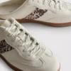 Sneakers med gummisåle som er enkle å ta på
