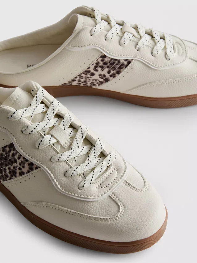 Sneakers med gummisåle som er enkle å ta på