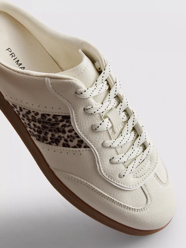 Sneakers med gummisåle som er enkle å ta på