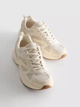 Sneakers med tykke mesh-paneler
