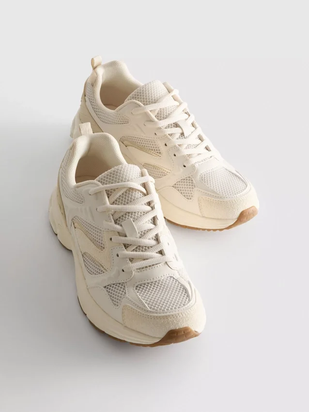Sneakers med tykke mesh-paneler