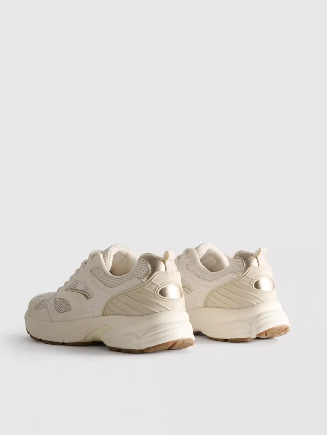 Sneakers med tykke mesh-paneler