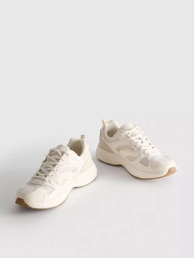 Sneakers med tykke mesh-paneler