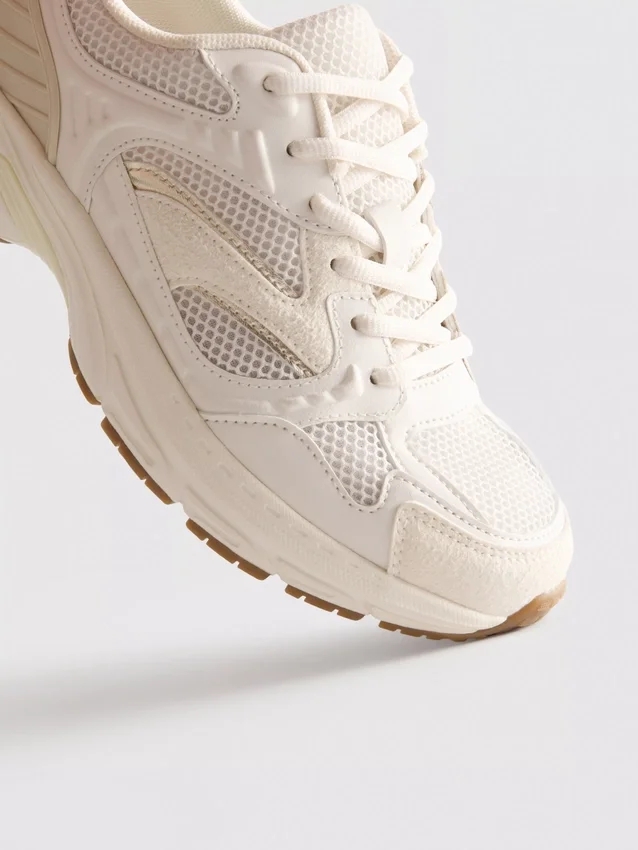 Sneakers med tykke mesh-paneler