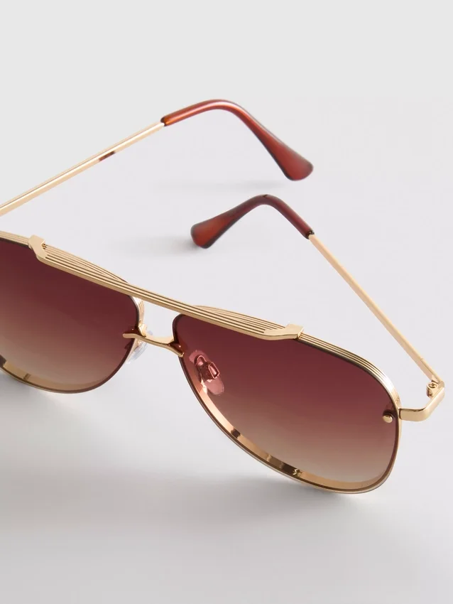 Solbriller i aviator-stil av metall