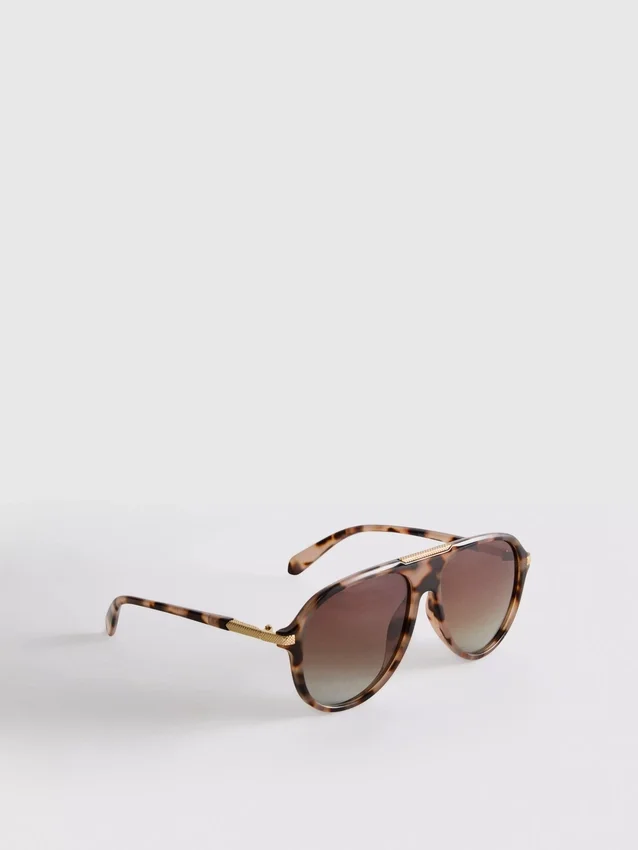 Solbriller i aviator-stil med metallkanter