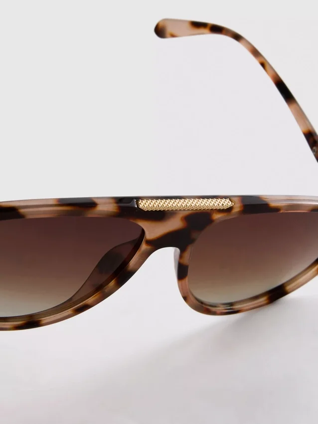 Solbriller i aviator-stil med metallkanter