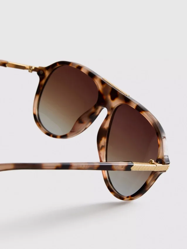Solbriller i aviator-stil med metallkanter