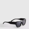 Solbriller med «cat-eye»-ramme og nitter