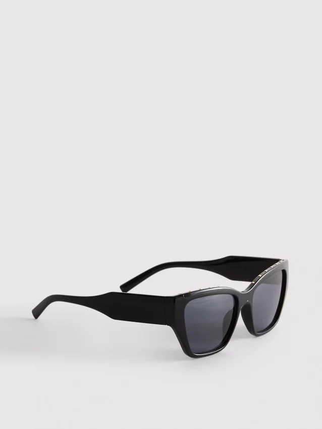 Solbriller med «cat-eye»-ramme og nitter