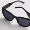 Solbriller med «cat-eye»-ramme og nitter