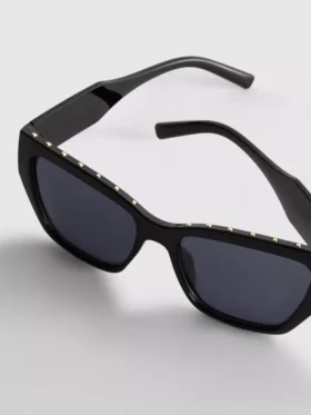 Solbriller med «cat-eye»-ramme og nitter