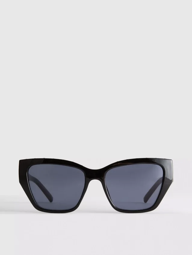 Solbriller med «cat-eye»-ramme og nitter