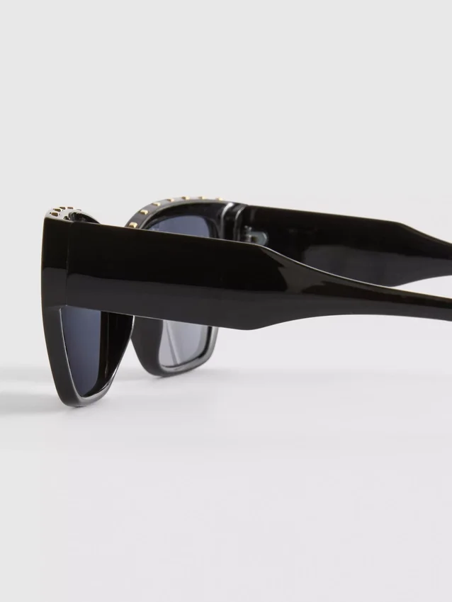 Solbriller med «cat-eye»-ramme og nitter