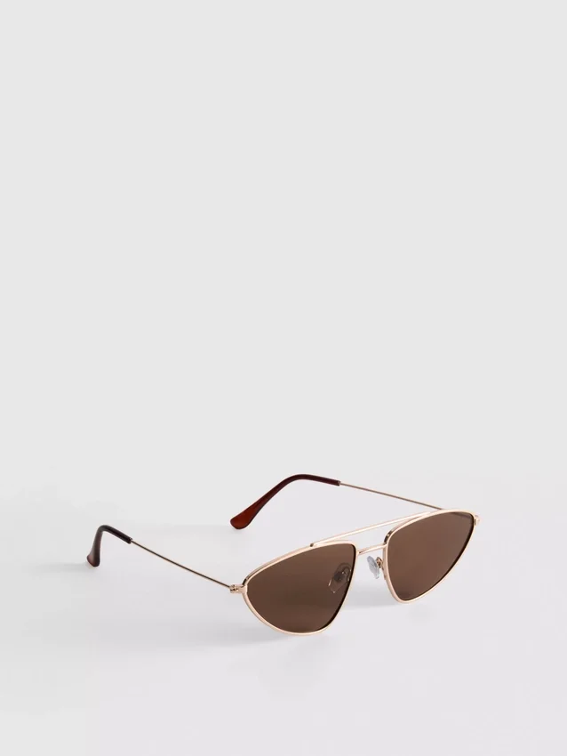 Solbriller med metallramme i aviator-stil