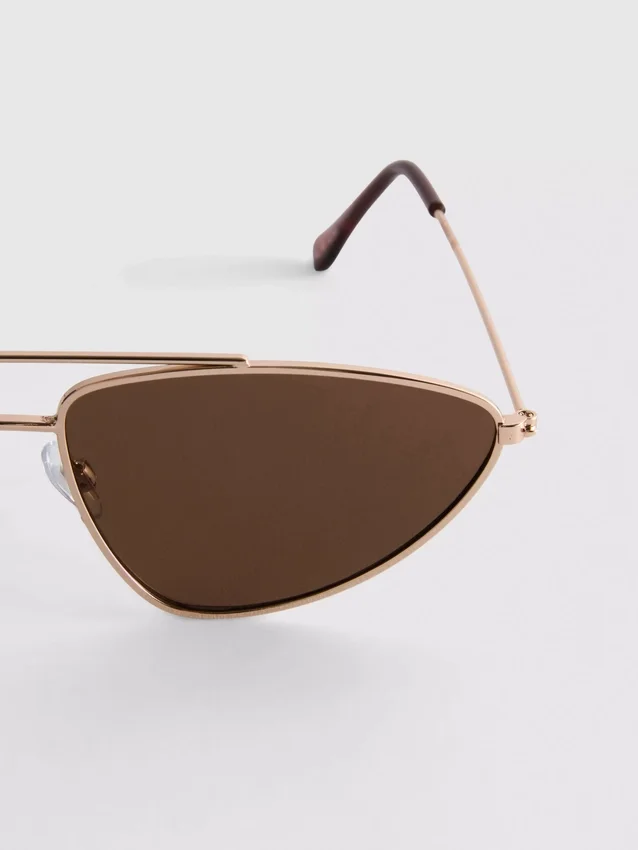 Solbriller med metallramme i aviator-stil