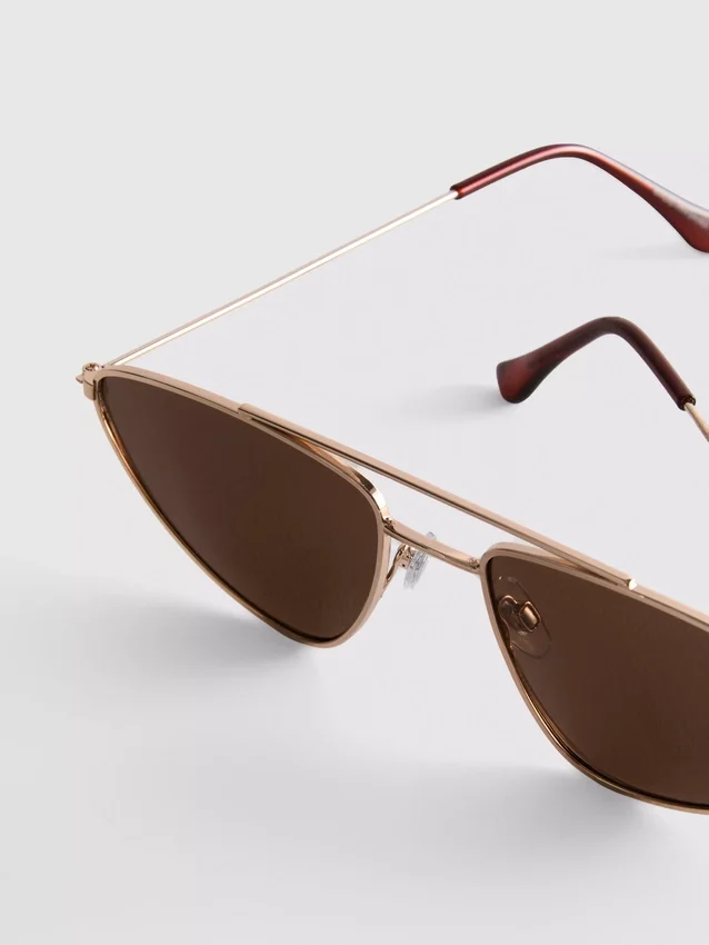 Solbriller med metallramme i aviator-stil
